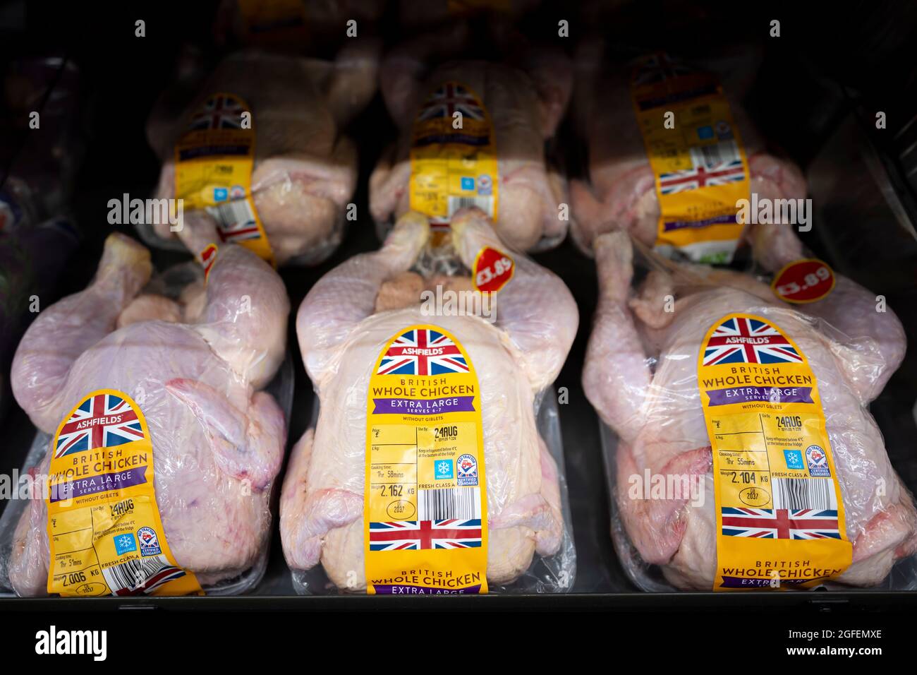 Un poulet entier en vente dans un supermarché au Royaume-Uni. Banque D'Images