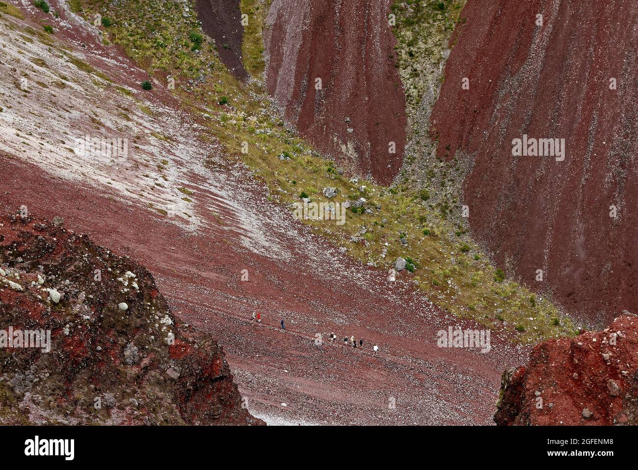 Mt. Cratère Tarawera, paysage brun, austère, 2600 pieds de profondeur, raide, Nature, surface de galets, personnes marchant vers le bas, nain de taille, Rotorua, Nouvelle-Zélande Banque D'Images