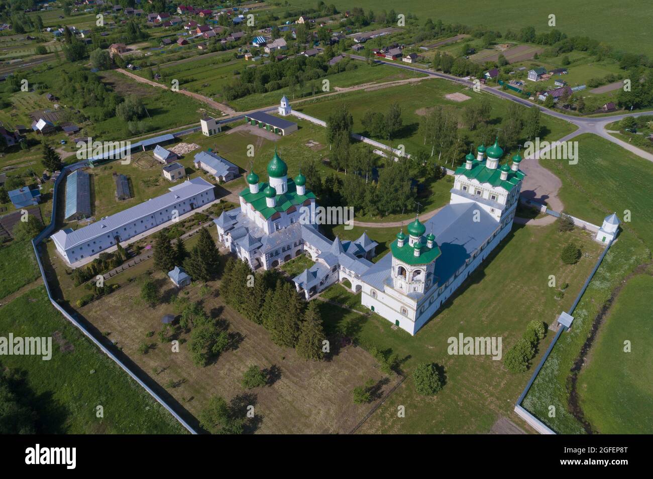 Au-dessus des temples du monastère Nikolo-Vyazhischsky, le jour de juin. Vyazhischi. Région de Novgorod, Russie Banque D'Images