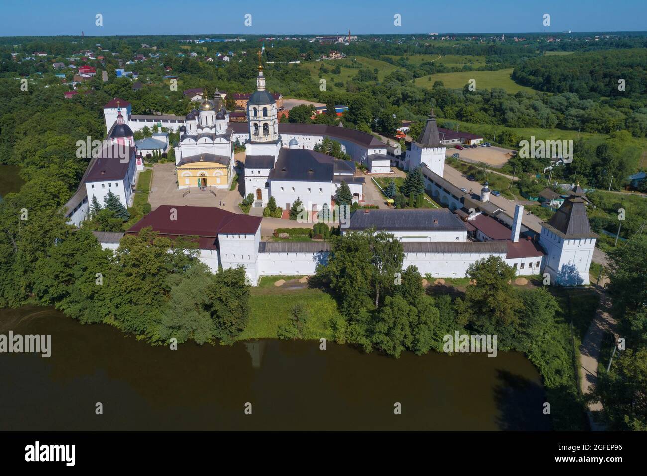 Ancien monastère de Svyato-Pafnutyev Borovsky en été (photographie aérienne). Région de Kaluga, Russie Banque D'Images