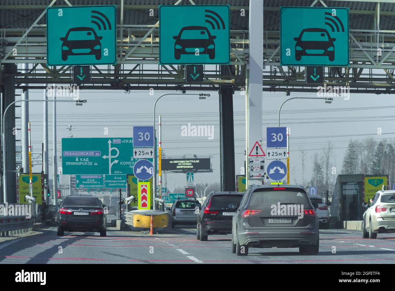 SAINT-PÉTERSBOURG, RUSSIE - 05 AVRIL 2019 : voies de paiement sans contact sur le point de paiement du diamètre à grande vitesse occidental Banque D'Images