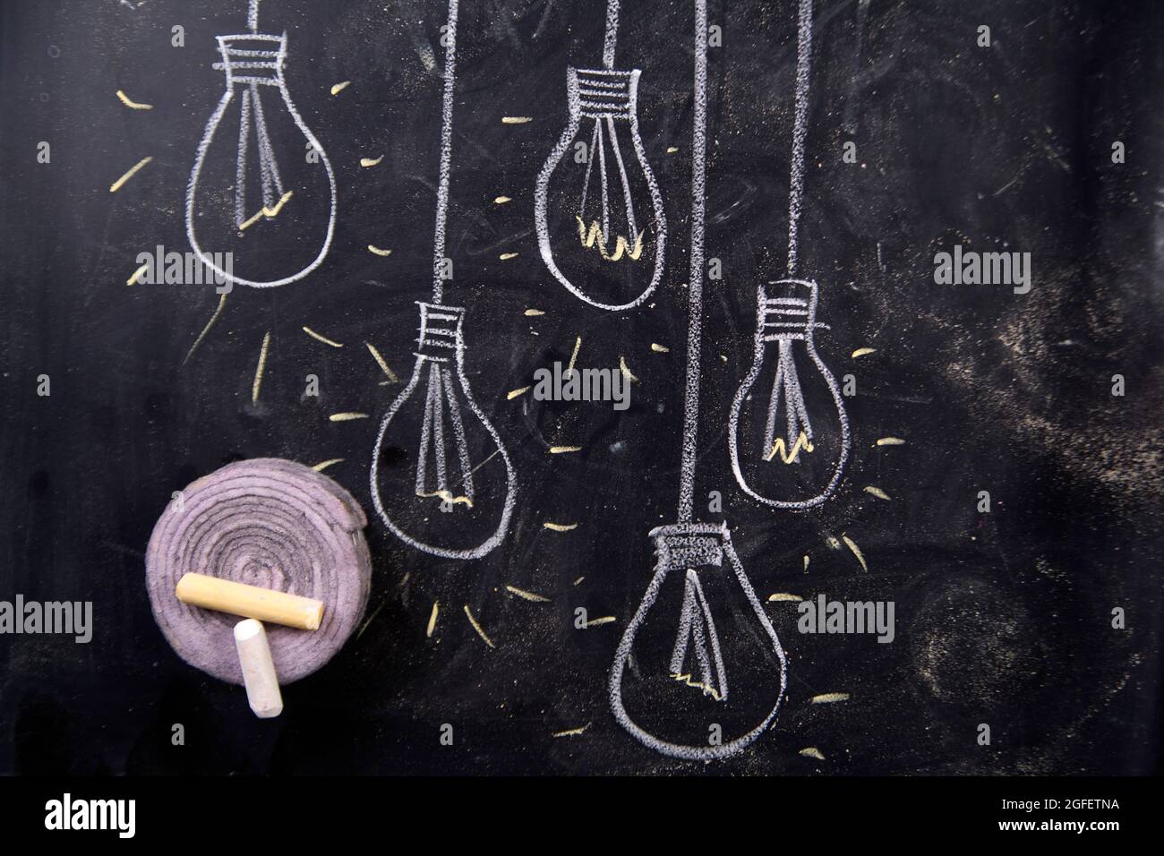 Dessin à la craie sur le tableau noir de certaines ampoules Photo Stock -  Alamy