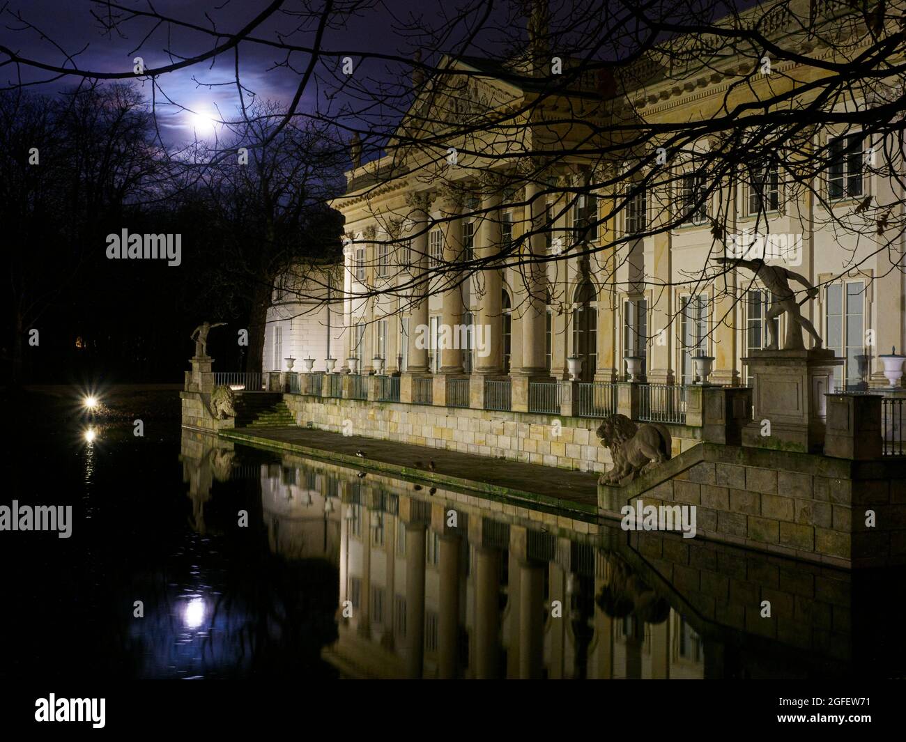 Varsovie, Pologne - 01 juin 2019 : la façade nord du palais sur l'île dans le parc des bains royaux en tiem de nuit. Thermes Park, Lazienki Park. Banque D'Images