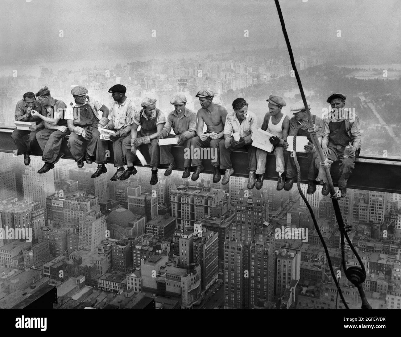 Déjeuner au sommet d'un gratte-ciel, Rockefeller Plaza. Photographie de Charles Clyde Ebbbbbets (probablement). New York ouvriers de la construction qui se lunent sur une traverse. Banque D'Images