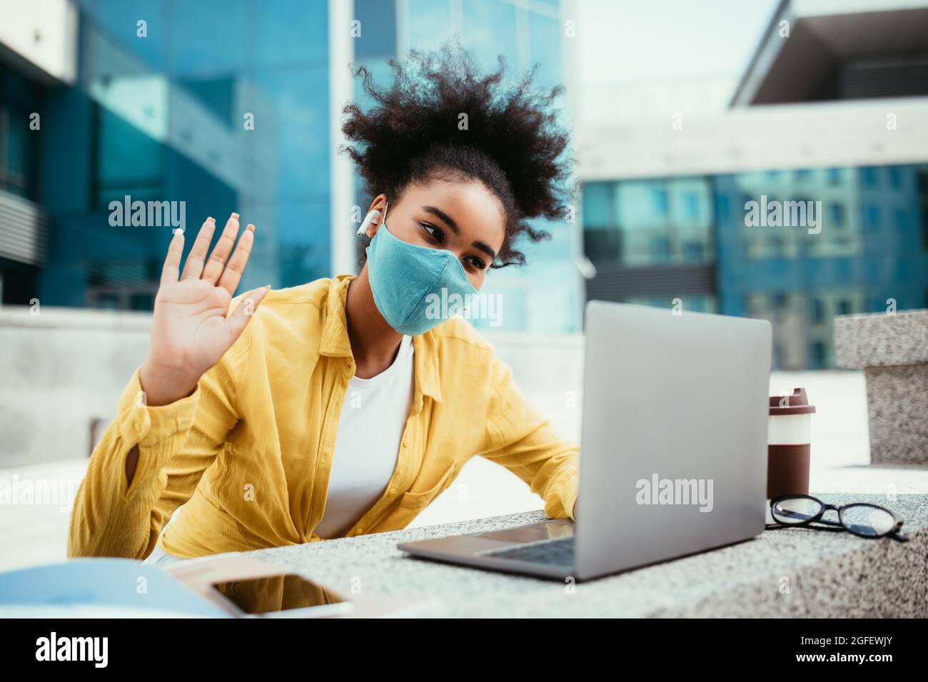 Étudiante fille qui su0027agite sur un ordinateur portable appel vidéo