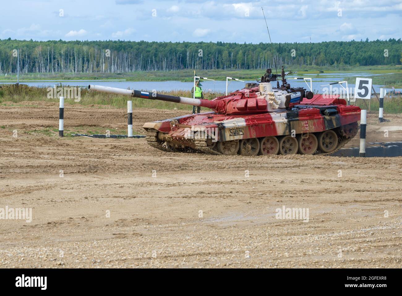 ALABINO, RUSSIE - 27 AOÛT 2021 : Tank T-72B3 l'équipe militaire russe sur la piste de biathlon Tank. Jeux de guerre internationaux. Terrain d'entraînement d'Alabino Banque D'Images
