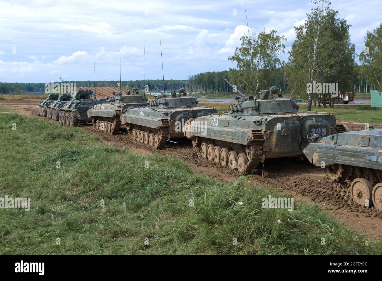 RÉGION DE MOSCOU, RUSSIE - 27 AOÛT 2021 : une colonne d'équipement militaire russe pour un programme de démonstration sur le terrain d'entraînement d'Alabino Banque D'Images