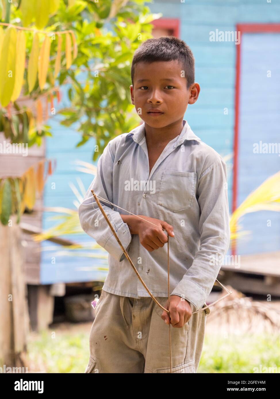San Pedro, Brésil - septembre 2017: Portrait d'un garçon avec un arc avec une flèche - habitant local de la forêt tropicale amazonienne. Amazonie. Amérique latine Banque D'Images