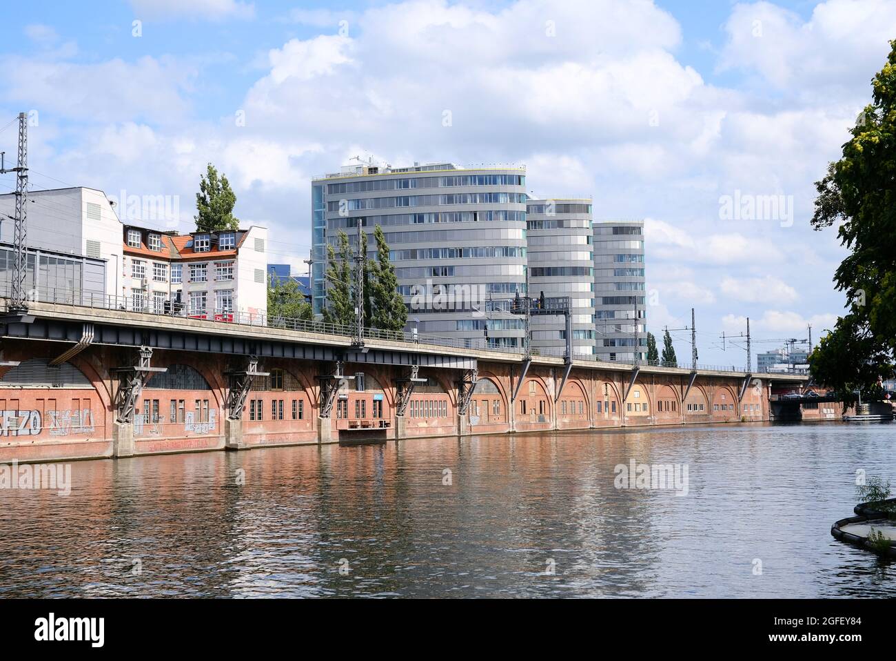 Berlin, Allemagne, 10 août 2021, vue sur les 'Trias' , le complexe éponyme situé sur la rive nord de la Spree. Banque D'Images