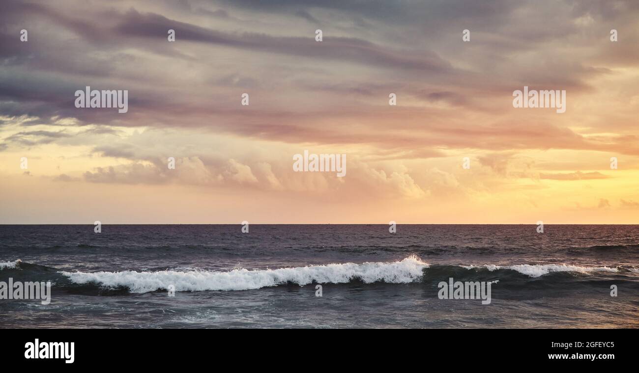 Photo de paysage marin au beau coucher du soleil. Banque D'Images