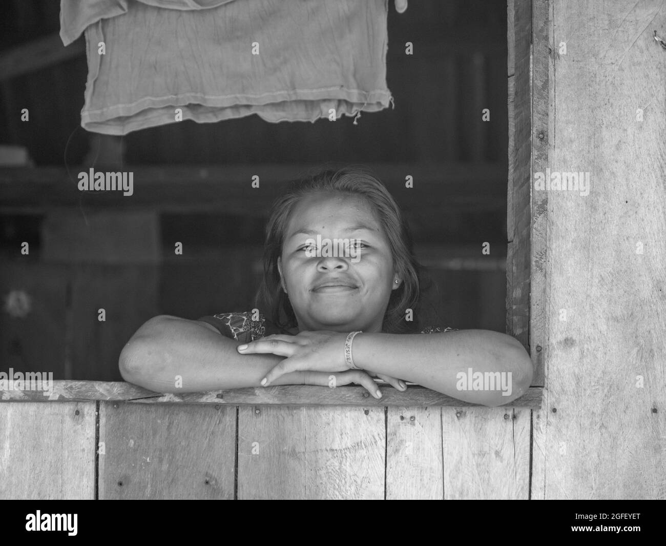 Santa Rita, Pérou - sept 2017: Portrait d'une femme heureuse habitant de la forêt amazonienne - dans la vallée de Javari. Amazonie. Amérique latine Banque D'Images