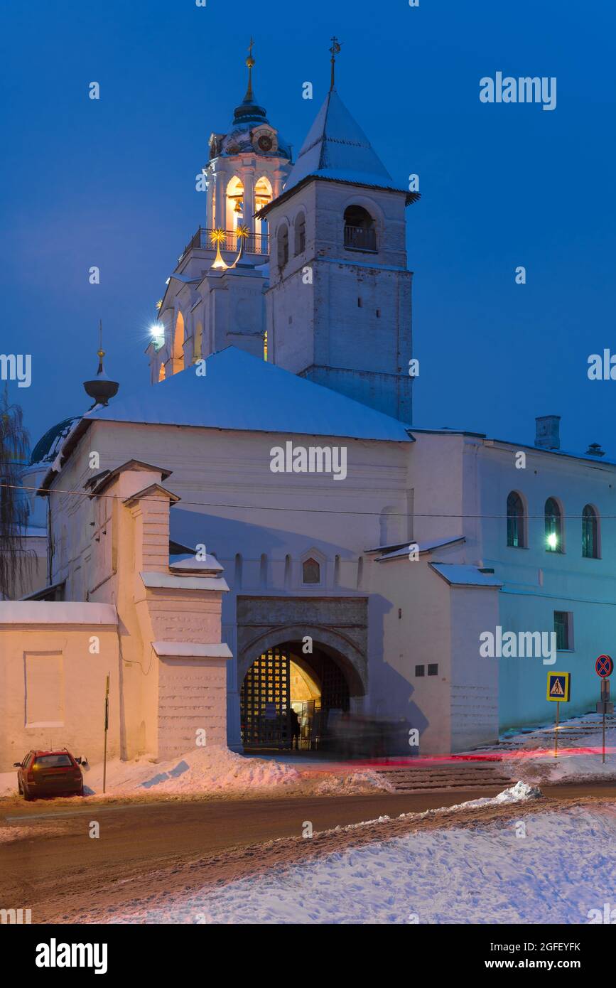 À l'entrée de l'ancien monastère de Transfiguration dans la soirée de janvier. Yaroslavl, anneau d'or de Russie Banque D'Images