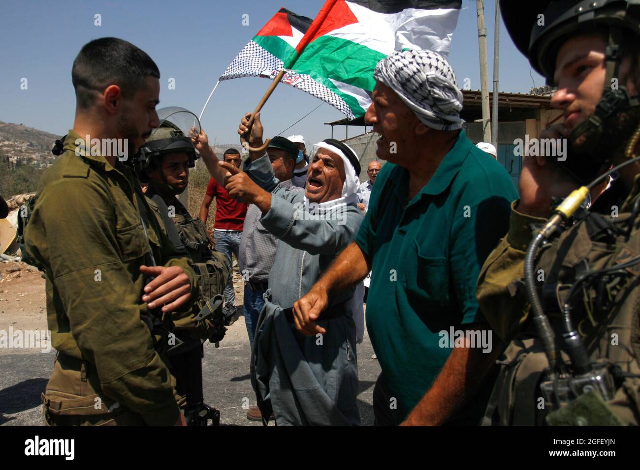 Naplouse, Palestine. 25 août 2021. Les manifestants scandent des slogans tout en affrontant les soldats israéliens pendant la manifestation. Les Palestiniens protestent contre la construction d'une nouvelle route pour les colons israéliens et appellent également à la suppression de l'avant-poste israélien d'Eviatar près de Beita, au sud de Naplouse, en Cisjordanie. Crédit : SOPA Images Limited/Alamy Live News Banque D'Images