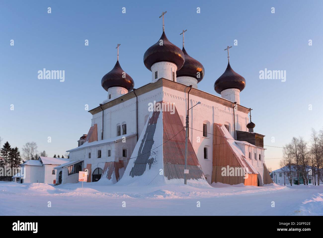 Vue sur l'ancienne cathédrale de la Nativité dans un matin glacial de février. Kargopol. Région d'Arkhangelsk, Russie Banque D'Images