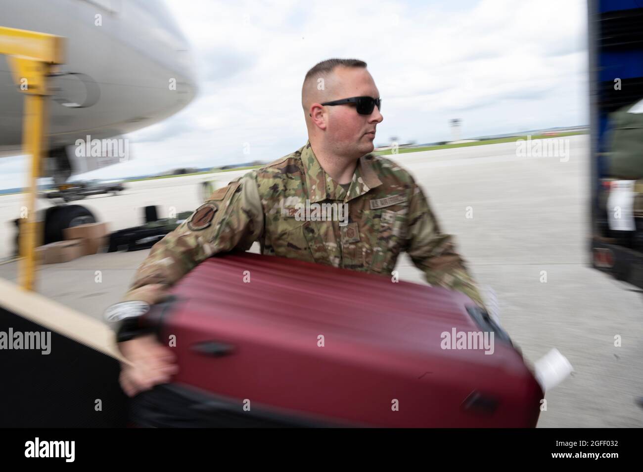 Sergent-chef de la Force aérienne des États-Unis Brett Bellemore, 52e Escadron de préparation logistique Surintendant de la fonction de transport aérien, décharge les bagages d'un avion de passagers Patriot Express sur la base aérienne de Spangdahlem, Allemagne, le 23 août 2021. Près de 70 passagers ont débarqué de l'avion pour la base aérienne de Spangdahlem AB ou de Ramstein, en Allemagne. (É.-U. Tech. De la Force aérienne Sgt. Maeson L. Elleman) Banque D'Images