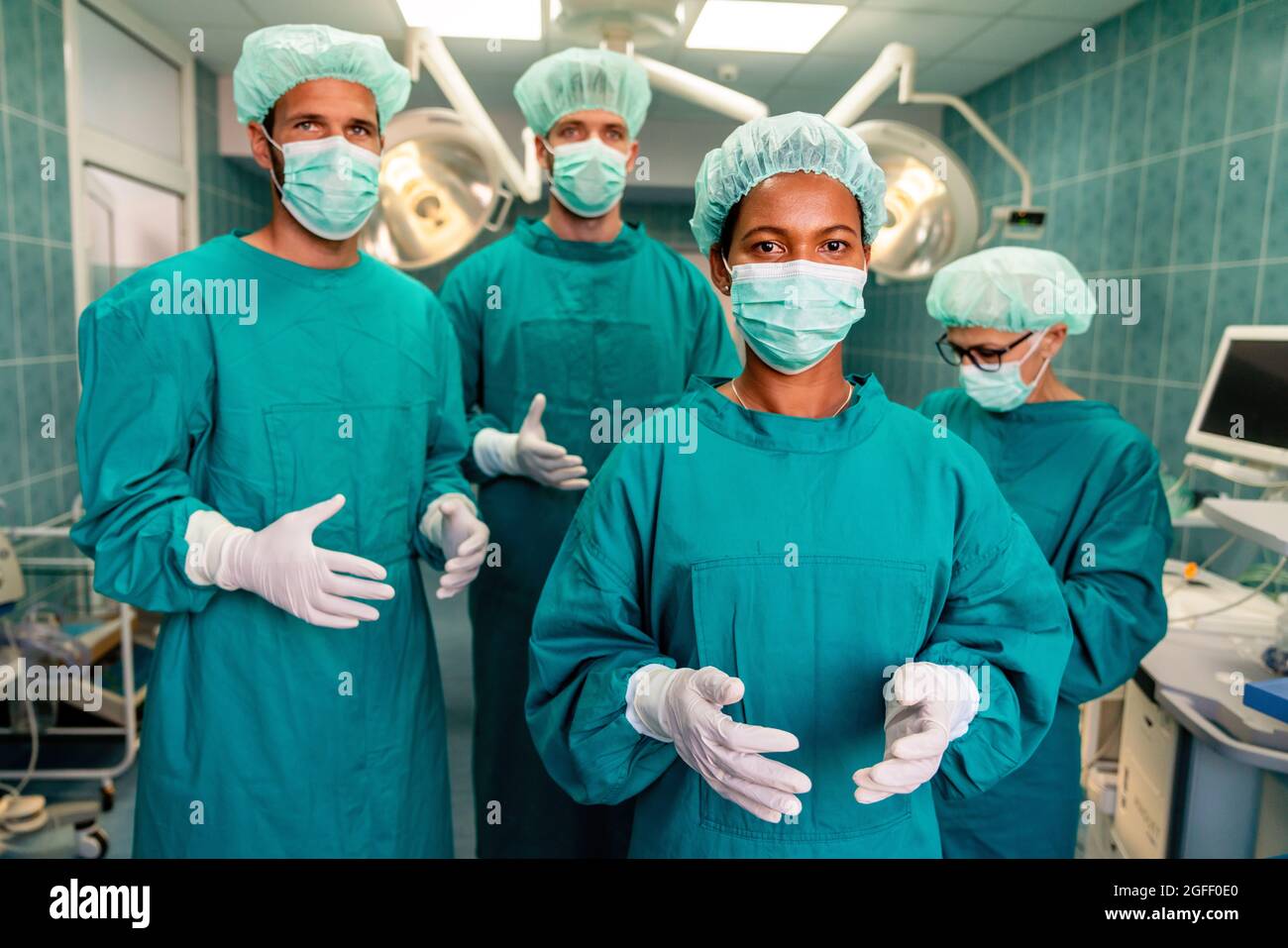 Portrait d'une équipe réussie de chirurgien debout dans la salle d'opération, prêt à travailler Banque D'Images Portrait d'une équipe réussie de chirurgien debout dans la salle d'opération, prêt à travailler Banque D'Images