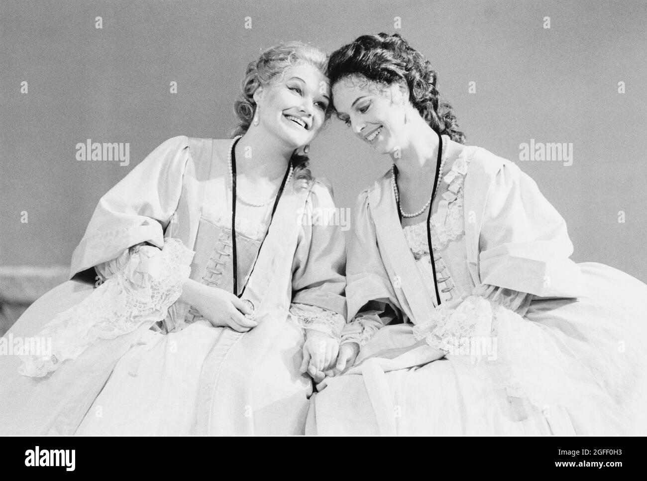 l-r; Karita Mattila (Fiordiligi), Anne Sophie von Otter (Dorabella) à COSI FAN TUTTE par Mozart à l'Opéra Royal, Covent Garden, Londres WC2 12/07/1986 musique: Wolfgang Mozart libretto: Lorenzo Da chef d'orchestre: Gabriele Ferro ensemble design: Henry Bardon costumes: David Walker éclairage: John Amadeus Bundy Directeur: John William Copley Banque D'Images