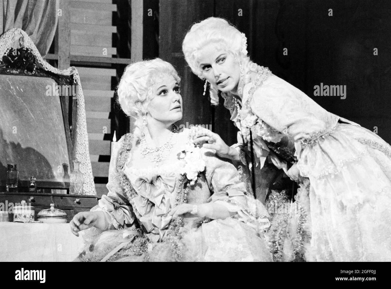 l-r; Karita Mattila (Fiordiligi), Anne Sophie von Otter (Dorabella) à COSI FAN TUTTE par Mozart à l'Opéra Royal, Covent Garden, Londres WC2 12/07/1986 musique: Wolfgang Mozart libretto: Lorenzo Da chef d'orchestre: Gabriele Ferro ensemble design: Henry Bardon costumes: David Walker éclairage: John Amadeus Bundy Directeur: John William Copley Banque D'Images