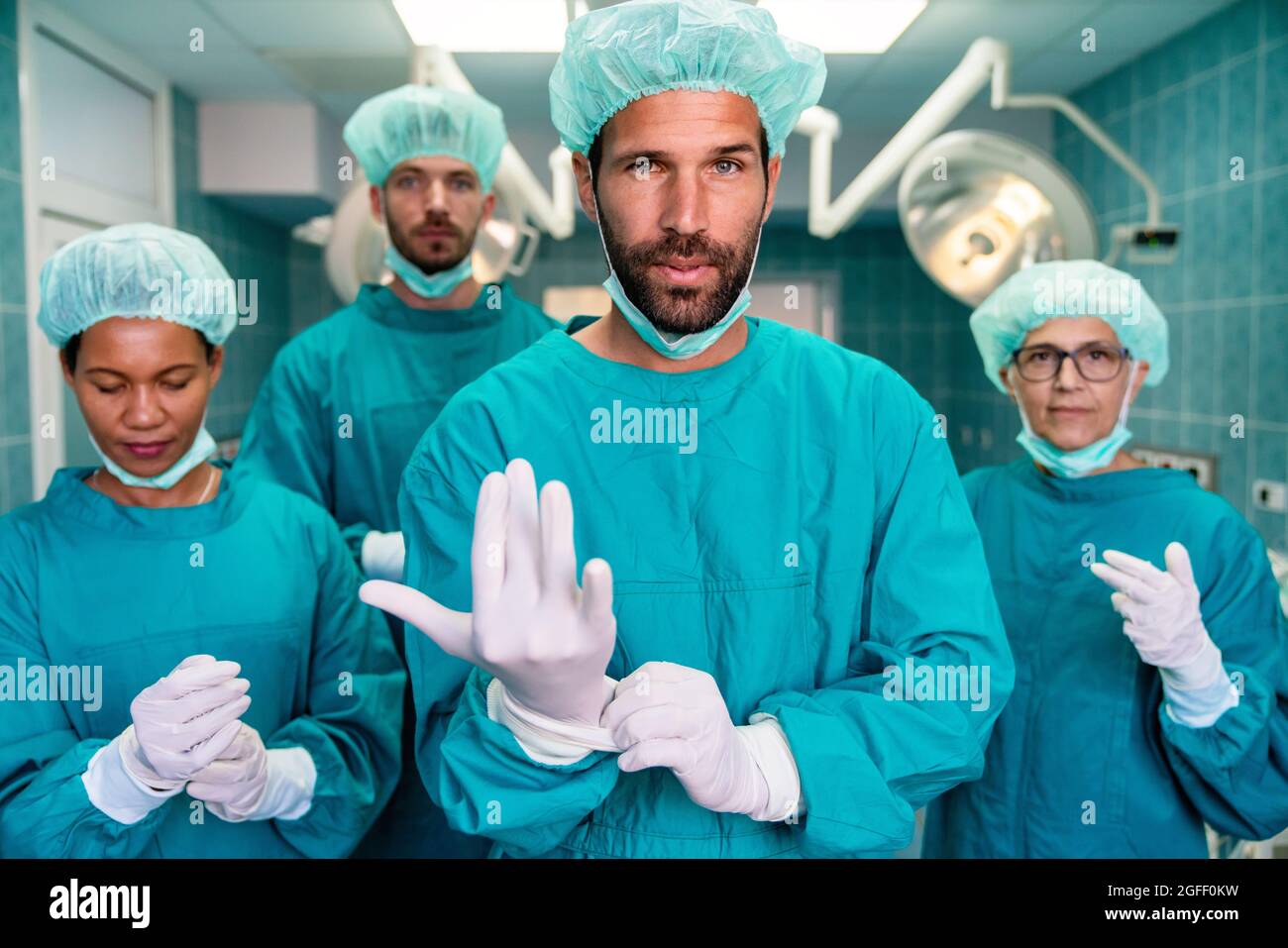 Portrait d'une équipe réussie de chirurgien debout dans la salle d'opération, prêt à travailler Banque D'Images Portrait d'une équipe réussie de chirurgien debout dans la salle d'opération, prêt à travailler Banque D'Images