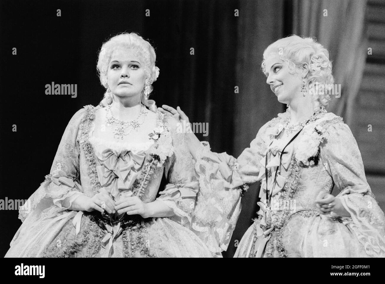 l-r; Karita Mattila (Fiordiligi), Anne Sophie von Otter (Dorabella) à COSI FAN TUTTE par Mozart à l'Opéra Royal, Covent Garden, Londres WC2 12/07/1986 musique: Wolfgang Mozart libretto: Lorenzo Da chef d'orchestre: Gabriele Ferro ensemble design: Henry Bardon costumes: David Walker éclairage: John Amadeus Bundy Directeur: John William Copley Banque D'Images