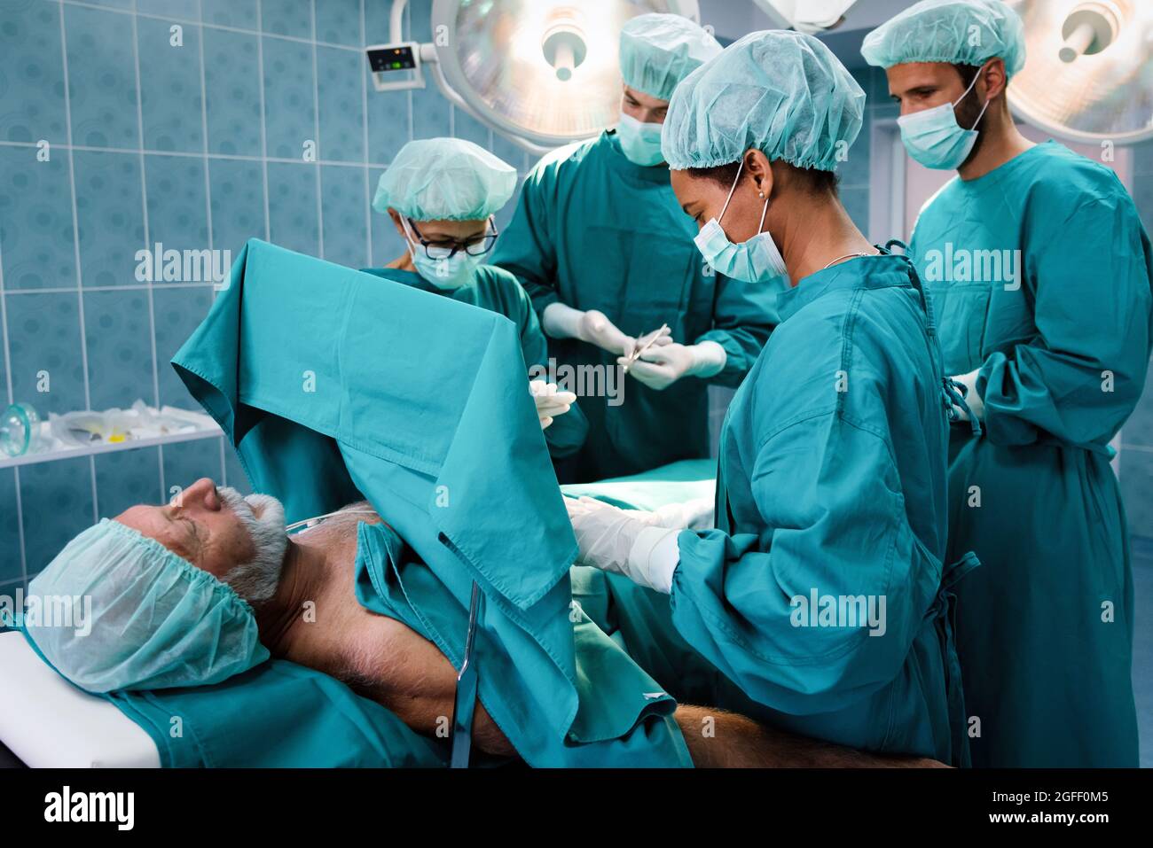 Groupe de médecins du chirurgien au travail en salle d'opération. Banque D'Images Groupe de médecins du chirurgien au travail en salle d'opération. Banque D'Images