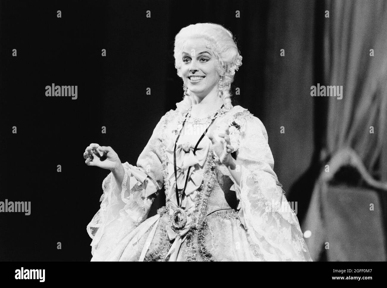 Anne Sophie von Otter (Dorabella) dans COSI FAN TUTTE par Mozart à l'Opéra Royal, Covent Garden, Londres WC2 12/07/1986 musique: Wolfgang Amadeus Mozart libretto: Lorenzo Da Ponte chef d'orchestre: Gabriele Ferro Set design: Henry Bardon costumes: David Walker éclairage: William Bundy réalisateur: John Copley Banque D'Images