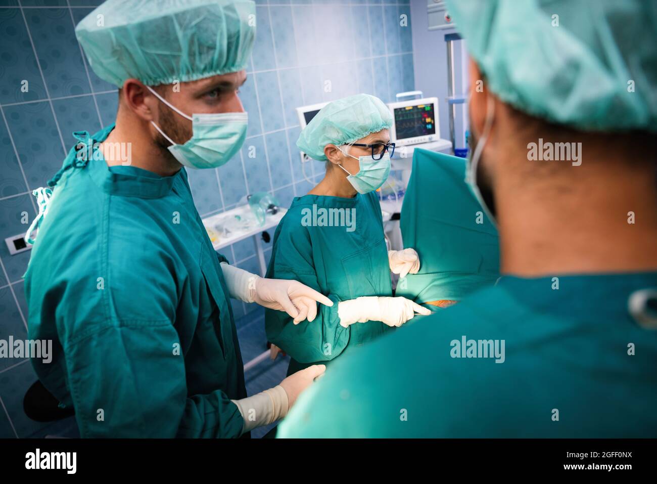Fonctionnement de l'équipe de chirurgie dans une salle chirurgicale Banque D'Images Fonctionnement de l'équipe de chirurgie dans une salle chirurgicale Banque D'Images