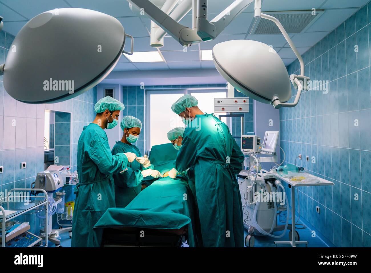 Fonctionnement de l'équipe de chirurgie dans une salle chirurgicale Banque D'Images Fonctionnement de l'équipe de chirurgie dans une salle chirurgicale Banque D'Images