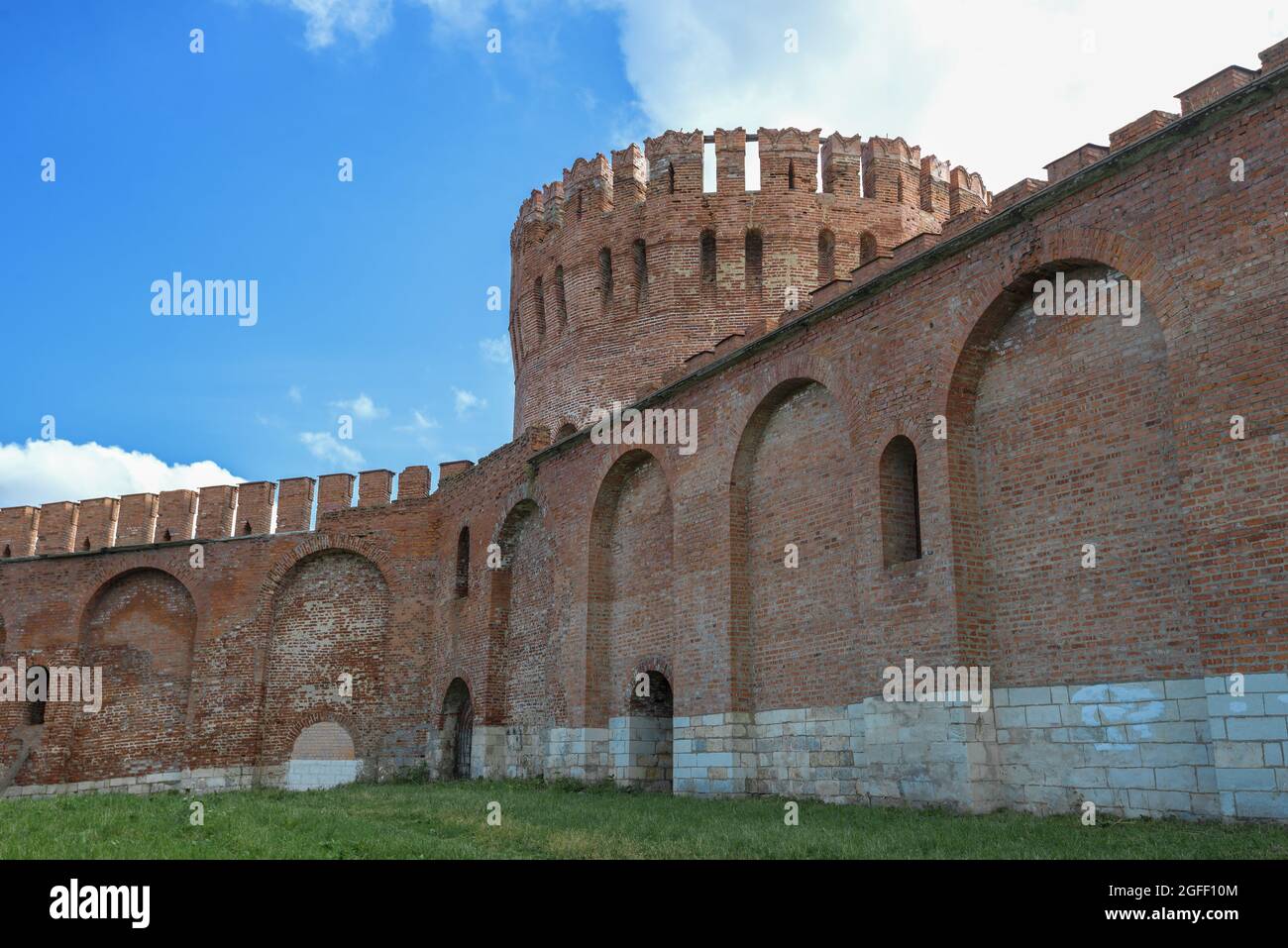 L'ancienne tour Orel de la forteresse de Smolensk par une journée ensoleillée. Vue de l'intérieur. Smolensk, Russie Banque D'Images