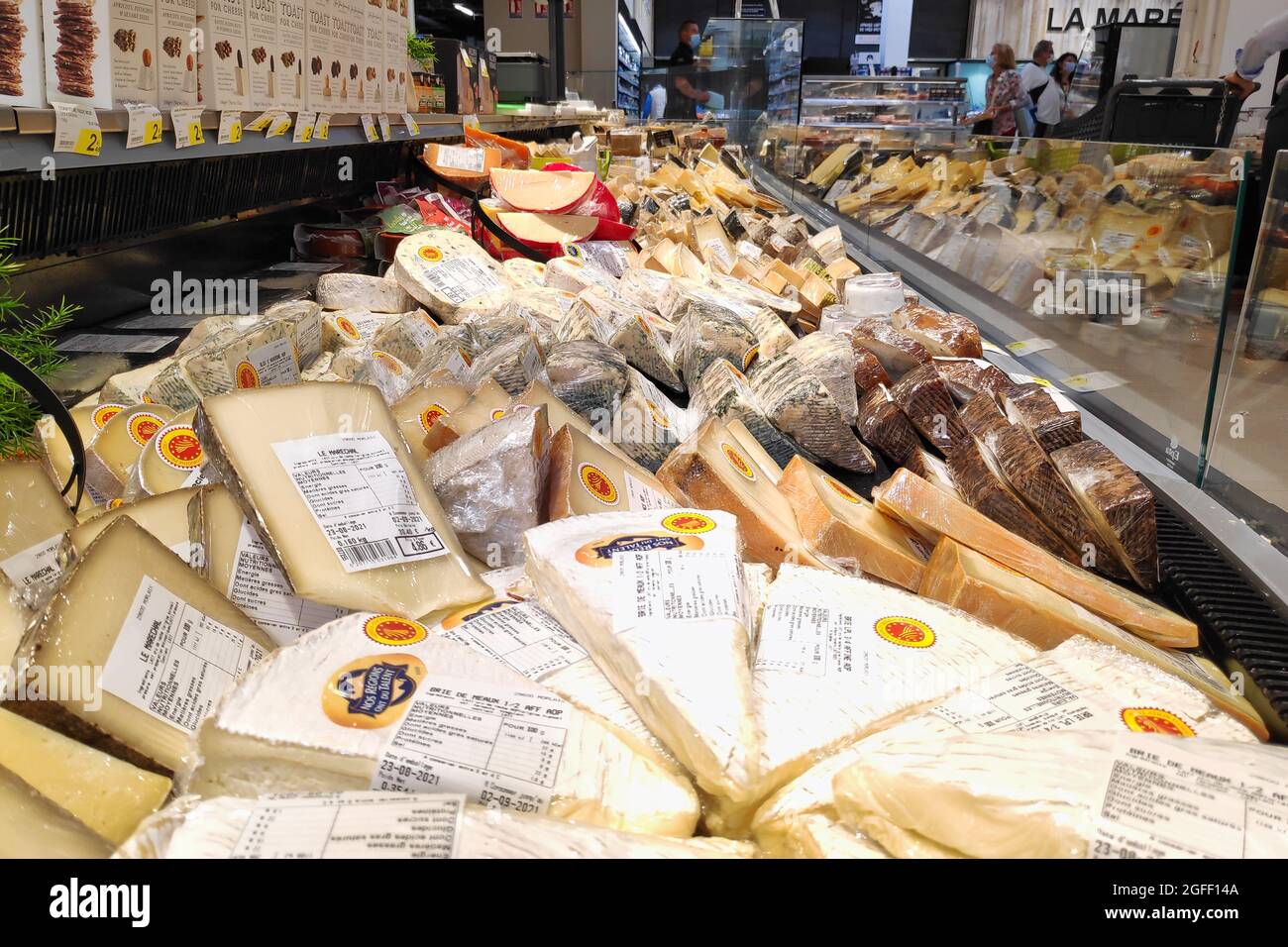 Morlaix, France - août 25 2021 : département fromage dans un supermarché. Banque D'Images