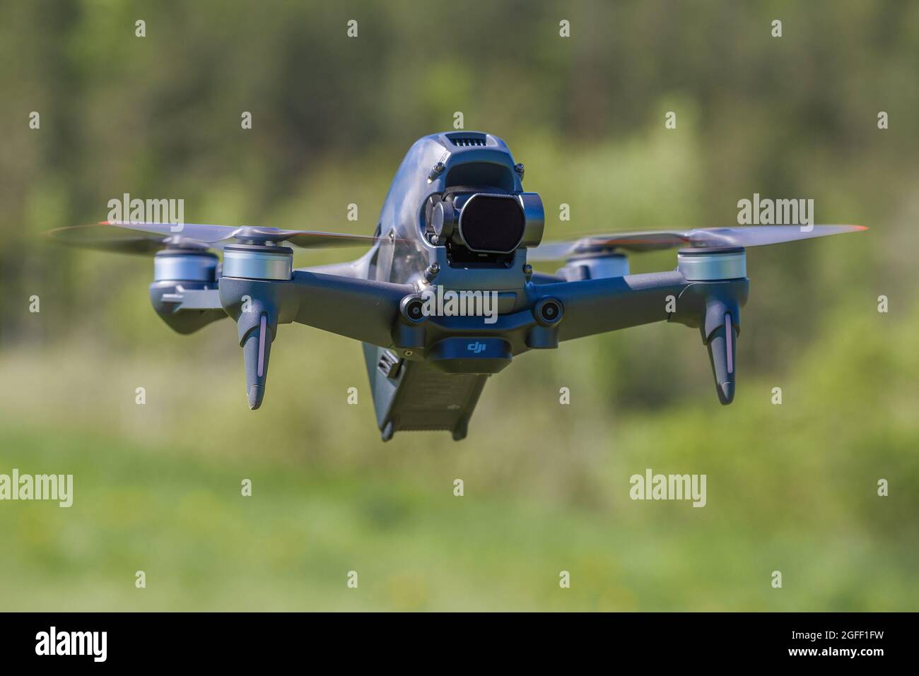 RÉGION DE LENINGRAD, RUSSIE - 30 MAI 2021 : Drone FPV DJI en vol. Vue avant Banque D'Images