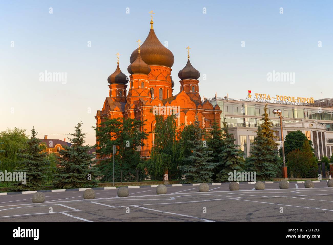 TULA, RUSSIE - 06 JUILLET 2021 : l'ancienne cathédrale de l'Assomption de la Sainte Vierge Marie à la lumière du soleil couchant, le soir de juillet Banque D'Images