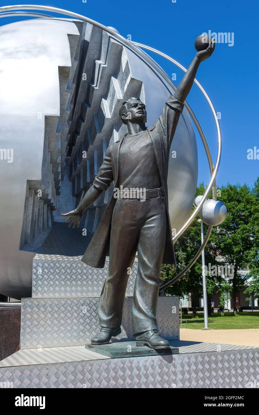 OBNINSK, RUSSIE - 07 JUILLET 2021 : le scientifique tient un atome dans sa main tendue. Monument aux pionniers de l'énergie nucléaire Banque D'Images