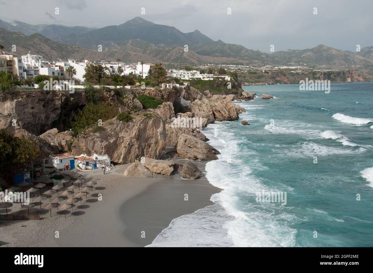 Plage avec montagnes en arrière-plan, Nerja, Costa del sol, province de Malaga, Andalousie, Espagne Banque D'Images
