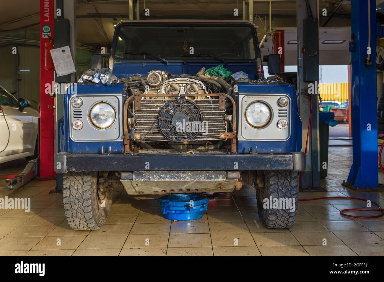 SAINT-PÉTERSBOURG, RUSSIE - 10 AOÛT 2021 : ancien Land Rover Defender sur un service de voiture Banque D'Images