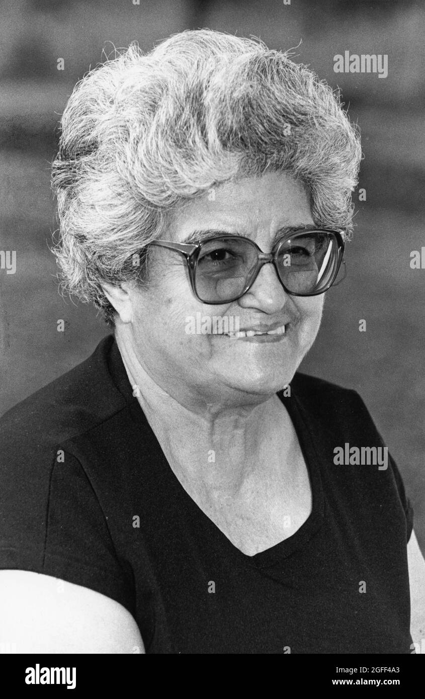 San Antonio Texas USA, vers 1994 : une femme hispanique souriante aux cheveux gris portant des lunettes lors d'un événement en plein air. ©Bob Daemmrich Banque D'Images