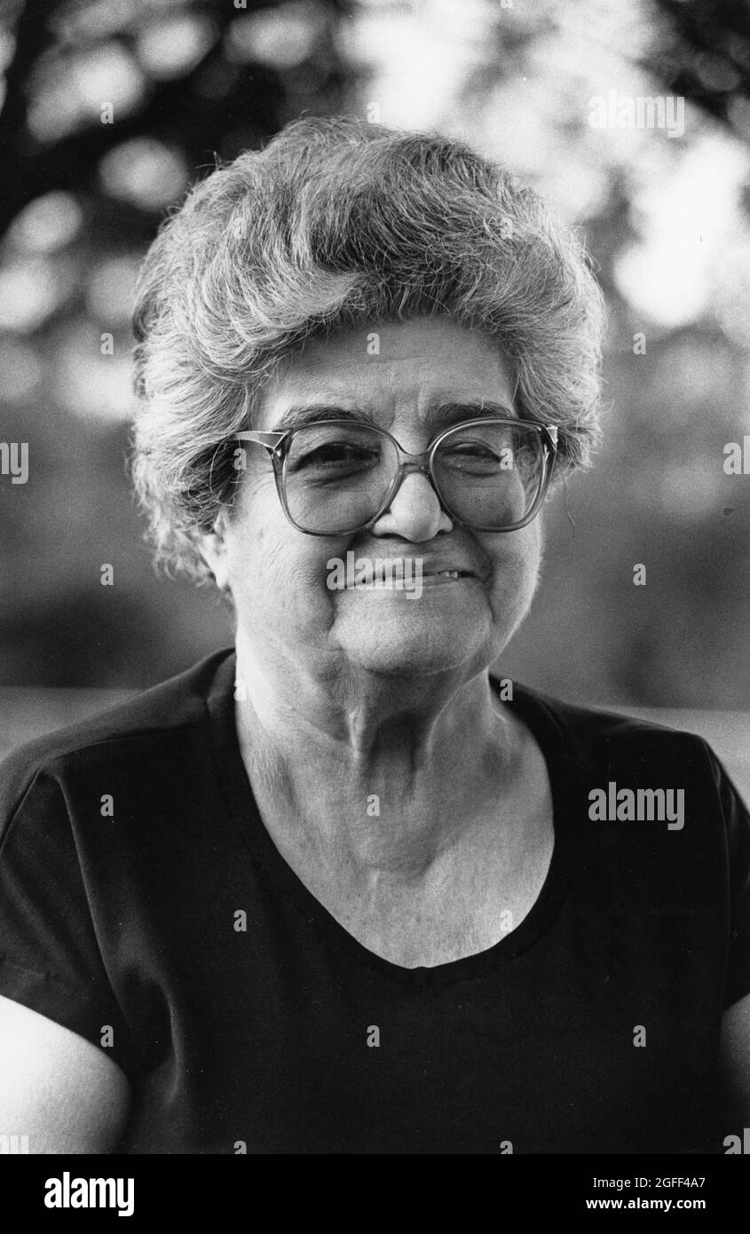 San Antonio Texas USA, vers 1994 : une femme hispanique souriante aux cheveux gris portant des lunettes lors d'un événement en plein air. ©Bob Daemmrich Banque D'Images