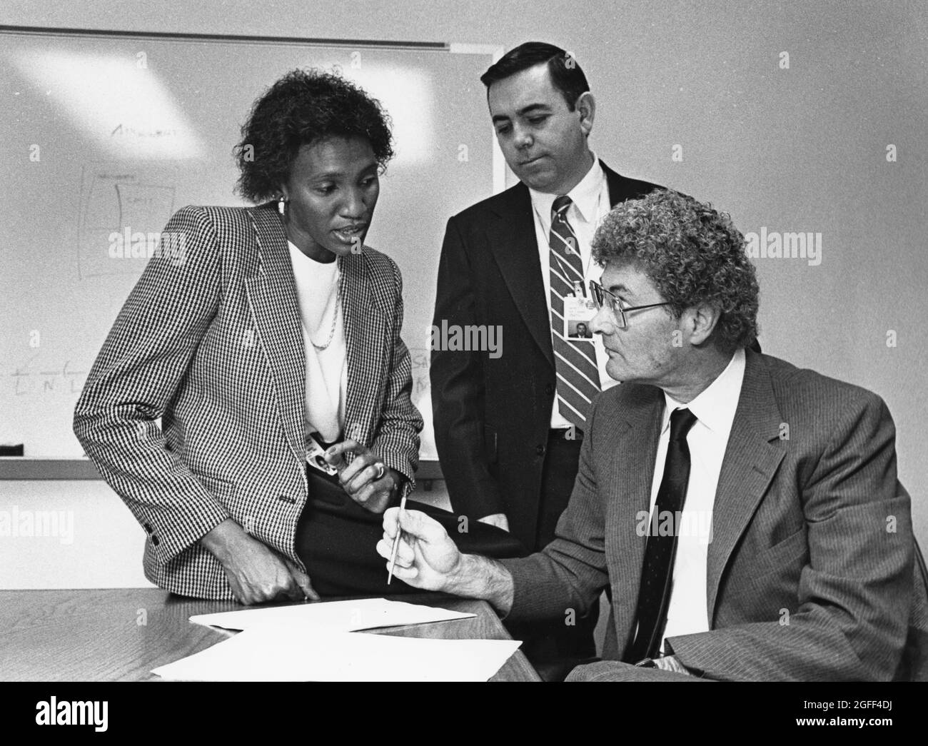 Austin Texas USA, vers 1992: Les spécialistes du développement de produits IBM discutent des plans pour un nouveau programme de packaging de logiciels informatiques. ©Bob Daemmrich Banque D'Images