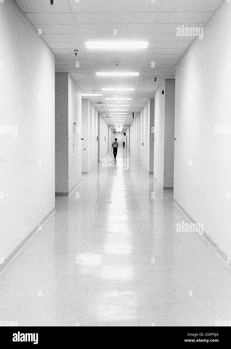 Austin, Texas, États-Unis, vers 1991: Long, étroit couloir sans fenêtre dans le bâtiment de bureau. ©Bob Daemmrich Banque D'Images