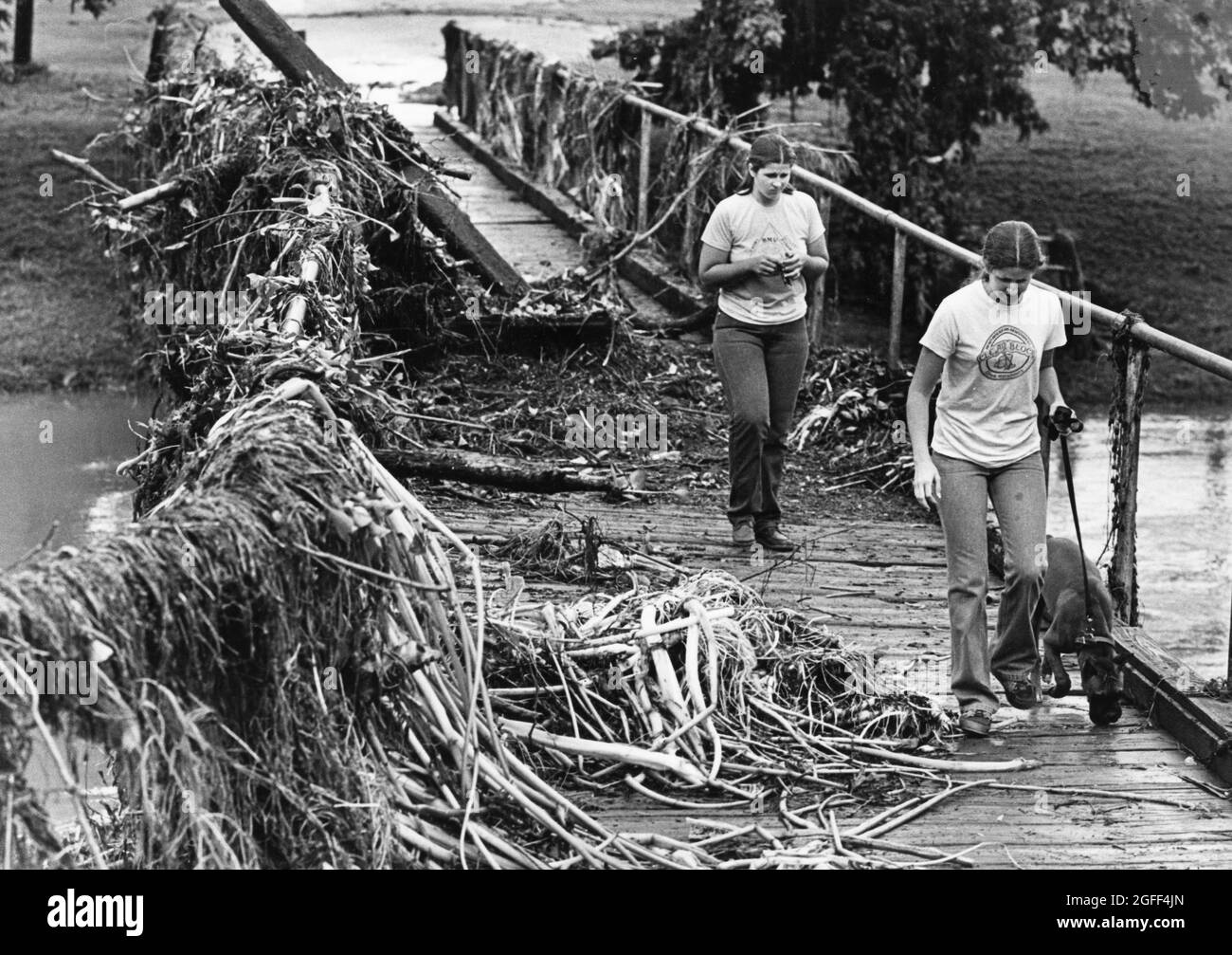 San Marcos Texas USA, vers 1988 : les résidents arpentaient les dégâts causés par les inondations sur le campus de l'État du sud-ouest du Texas, le long de la rivière San Marcos. ©Bob Daemmrich Banque D'Images