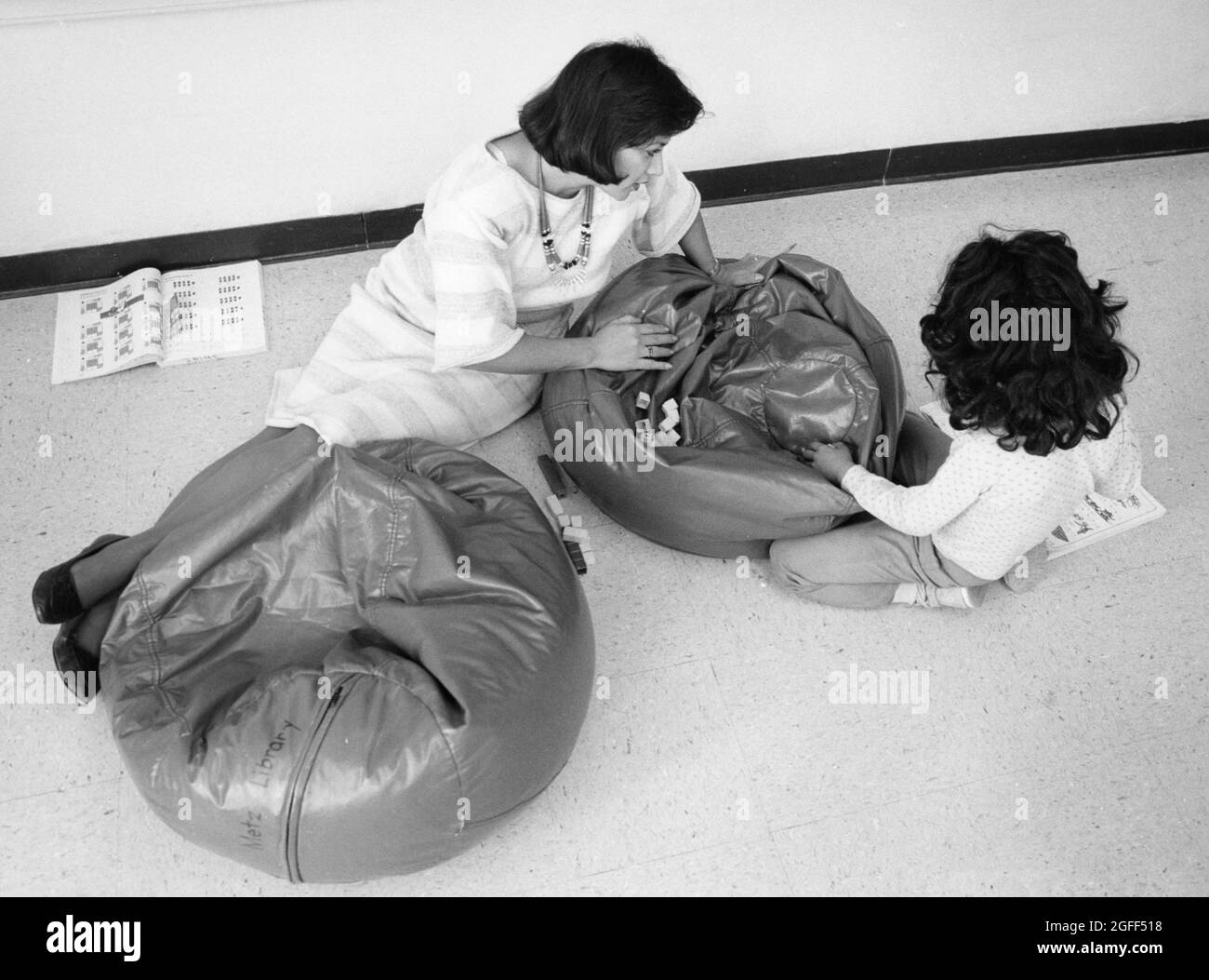 Austin Texas Etats-Unis, 1988: Éducation spéciale féminine hispanique: Salon d'enseignant et d'étudiant sur des chaises de beanbag dans une salle de classe informelle, MR RR-0177 ©Bob Daemmrich Banque D'Images Austin Texas Etats-Unis, 1988: Éducation spéciale féminine hispanique: Salon d'enseignant et d'étudiant sur des chaises de beanbag dans une salle de classe informelle, MR RR-0177 ©Bob Daemmrich Banque D'Images