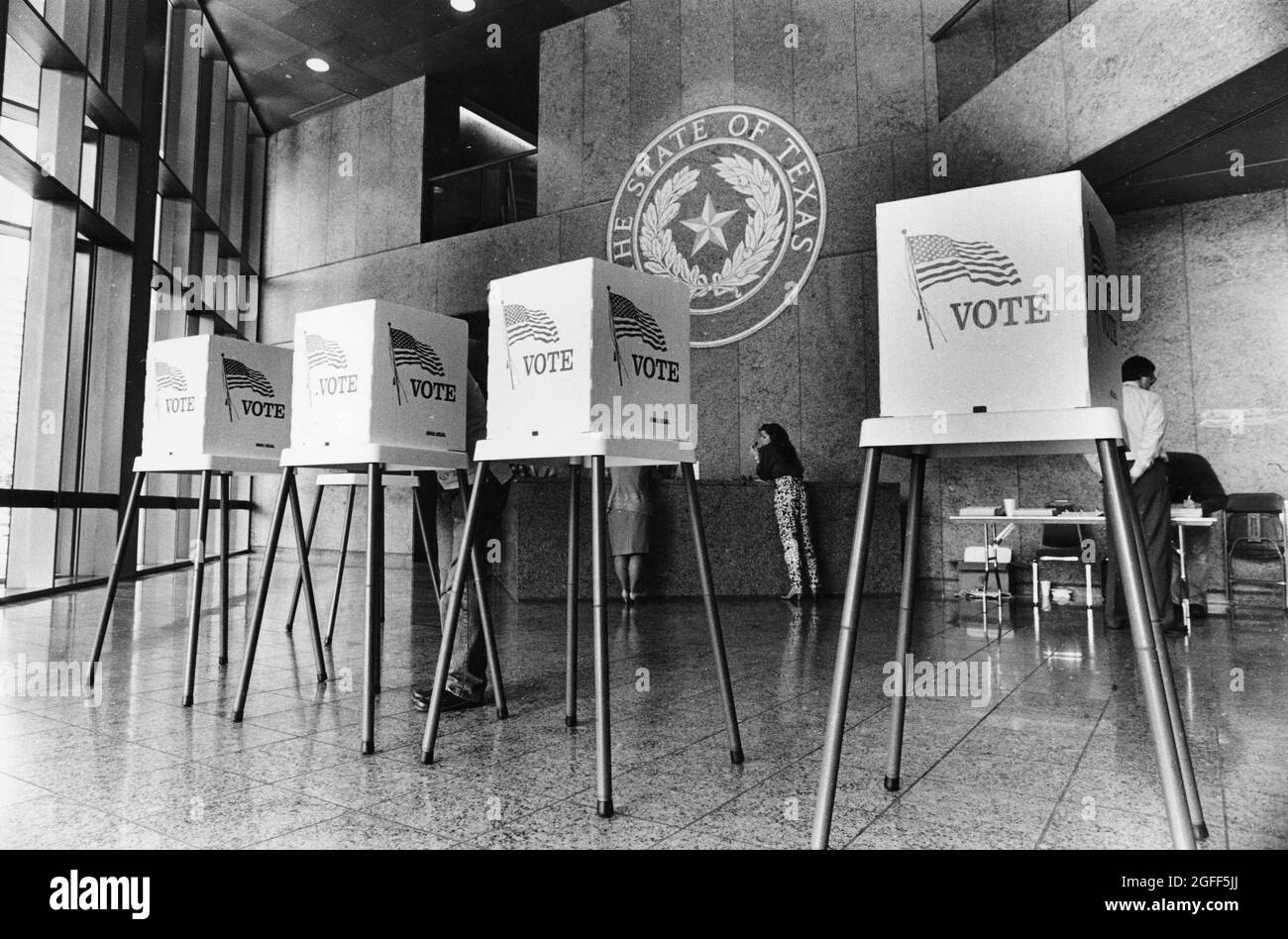 Austin Texas USA, vers 1994: Vote par anticipation au Texas, également appelé vote par vote prolongé ou vote par absent, au bâtiment Sam Houston State Office Building dans le complexe du Capitole, accueillant les travailleurs de l'État pendant les heures de bureau. ©Bob Daemmrich Banque D'Images