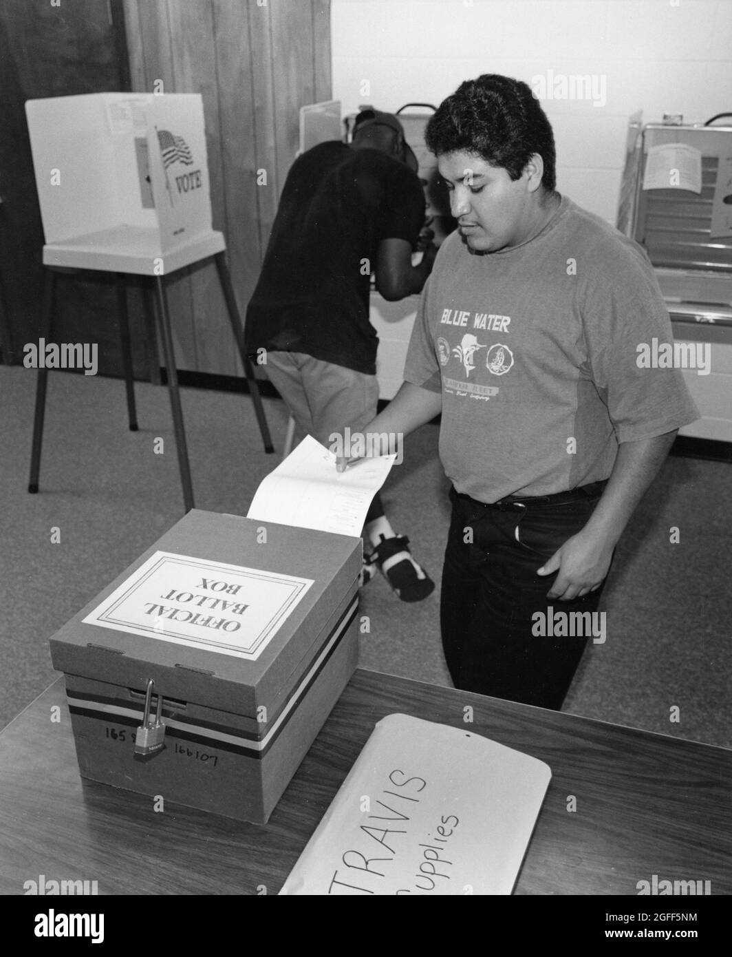 Austin Texas USA, vers 1994: Un homme de 18 ans place son bulletin de vote dans une boîte de scrutin verrouillée dans un lieu de vote à l'école secondaire de Travis, dans le cadre d'un nouvel effort de sortie du vote dans le comté de Travis. ©Bob Daemmrich Banque D'Images