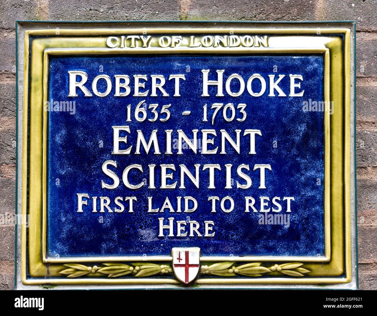 LA VILLE DE LONDRES L'ÉGLISE ST HELEN BISHOPSGATE PLAQUE BLEUE POUR ROBERT HOOKE POSÉ POUR SE REPOSER À CETTE ÉGLISE Banque D'Images