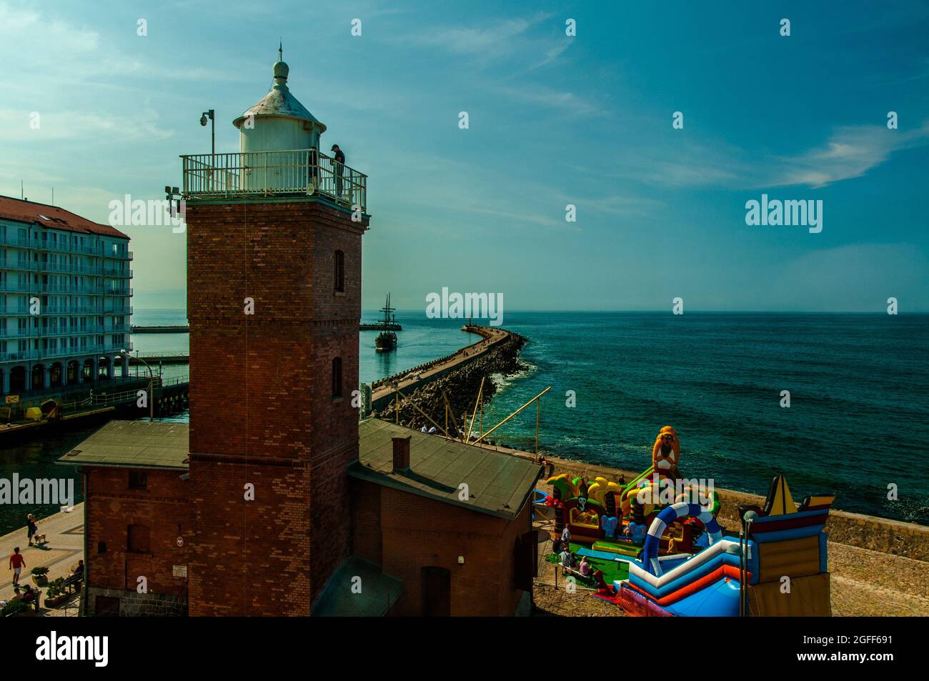 Darłówko, Pologne 07 août 2021 vue du phare brise-lames et bateau de croisière pirate usage éditorial exclusif Banque D'Images