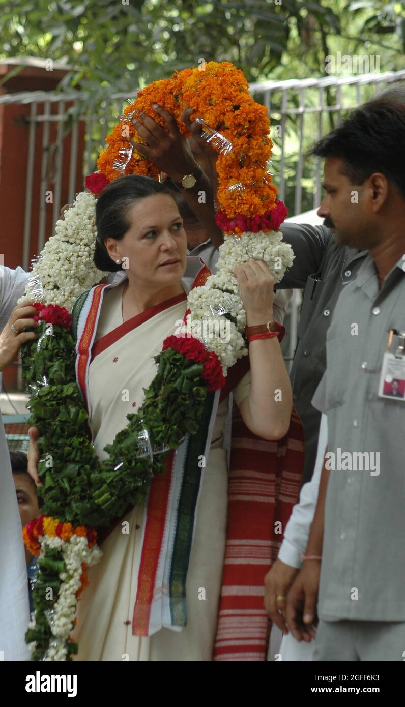 Sonia Gandhi, présidente de l'UPA et présidente du Congrès, portant une grande guirlande tout en étant heureuse d'avoir été adoptée par le Parlement de la rura Banque D'Images