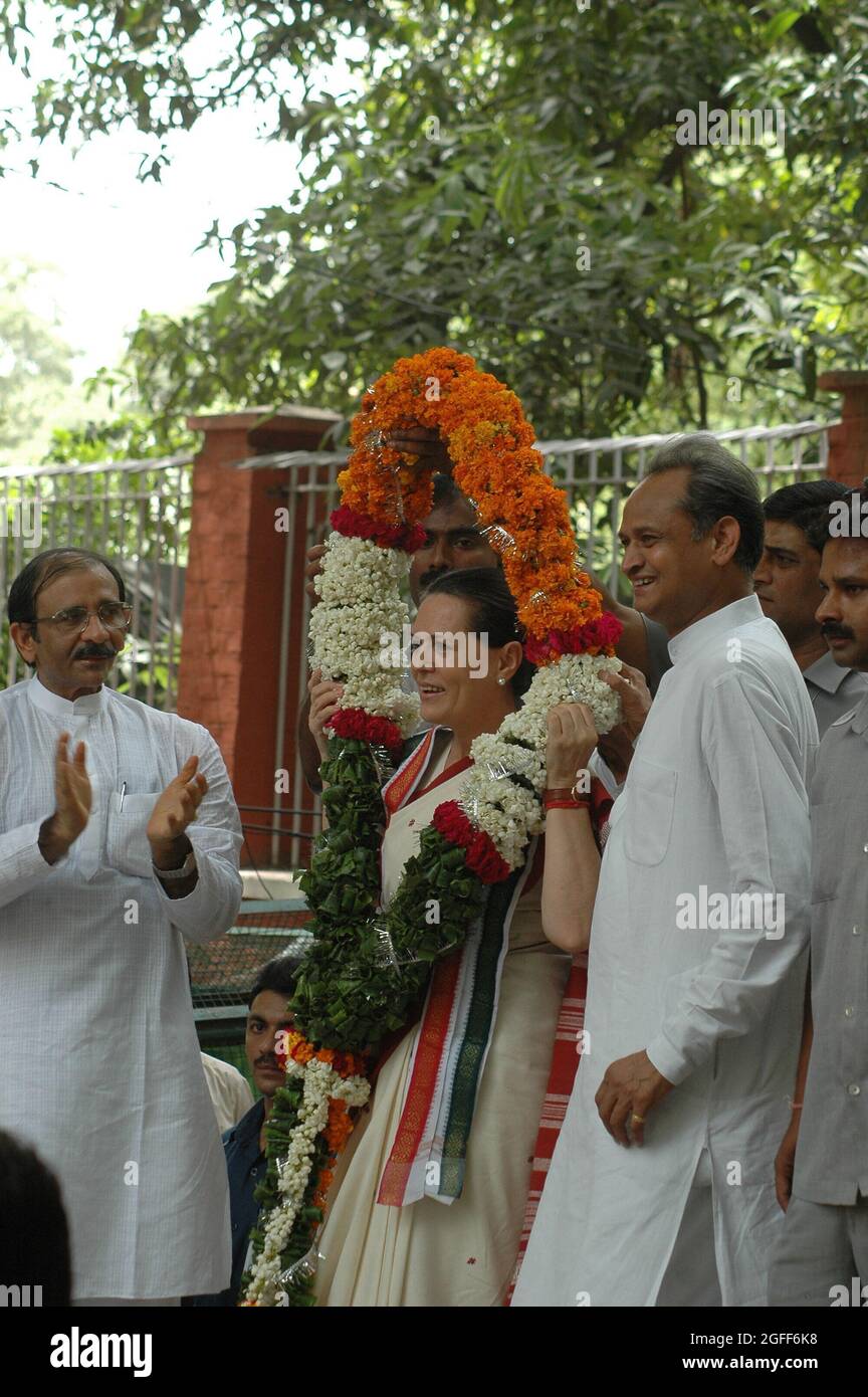Sonia Gandhi, présidente de l'UPA et présidente du Congrès, portant une grande guirlande tout en étant heureuse d'avoir été adoptée par le Parlement de la rura Banque D'Images