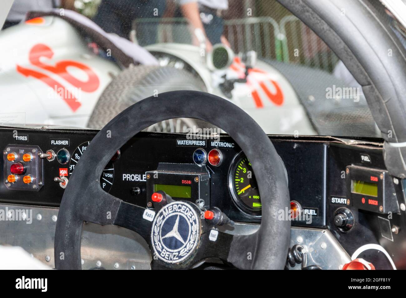 À l'intérieur du cockpit d'une Mercedes Benz C11 Groupe C prototype de voiture de course d'endurance construite par Sauber. Volant, commutateurs, lectures Banque D'Images