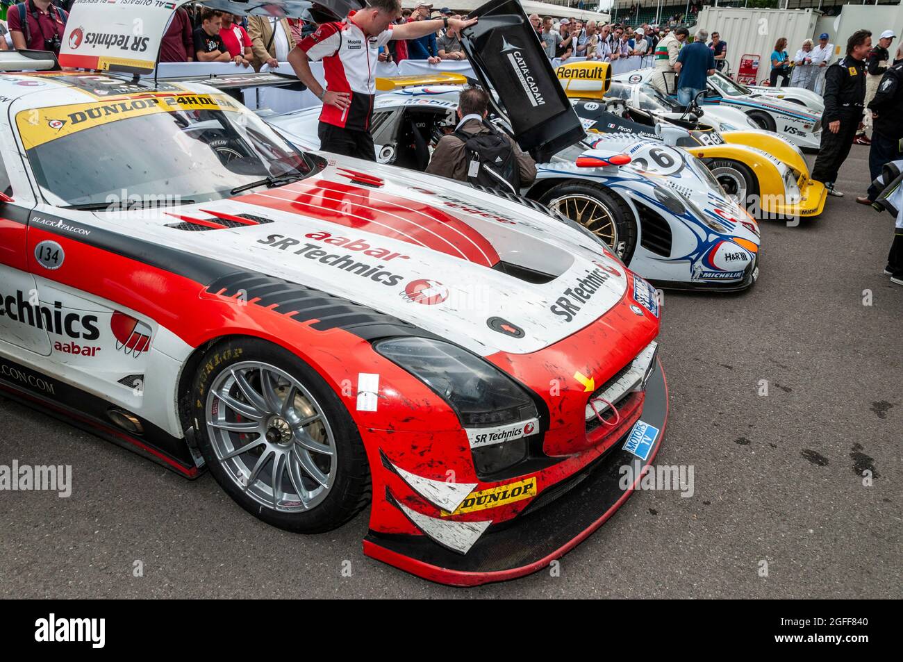 Voitures de course sportives prototypes dans la zone d'assemblage paddock avant de monter la colline au Goodwood Festival of Speed 2014 Banque D'Images