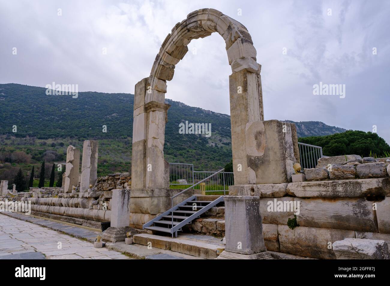 Selcuk, Izmir, Turquie - 03.09.2021: Porte de l'Agora commercial et place du marché pour le commerce des marchandises et des esclaves dans les ruines d'Ephèse, ancien historique romain A. Banque D'Images